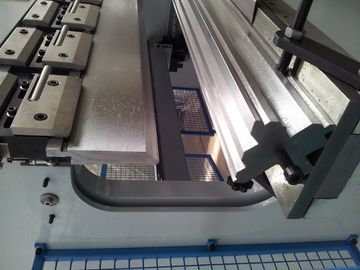 ESTUN E200 コントローラー 大規模生産のためのCNCフォルダーベンダー 2600mm コラム間の距離