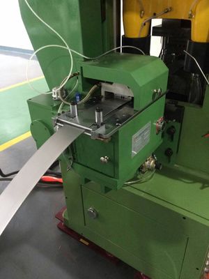 コイル厚さ範囲0.3mm～6mmに対応し、生産ラインの自動化を強化する床置き型コイル供給システム