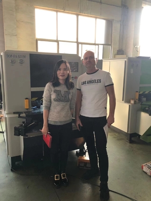 ヨーロッパのドアまたはキャビネットカバーコーナーコーナー CNC 形づくりの機械 形づくりのカット 1 回